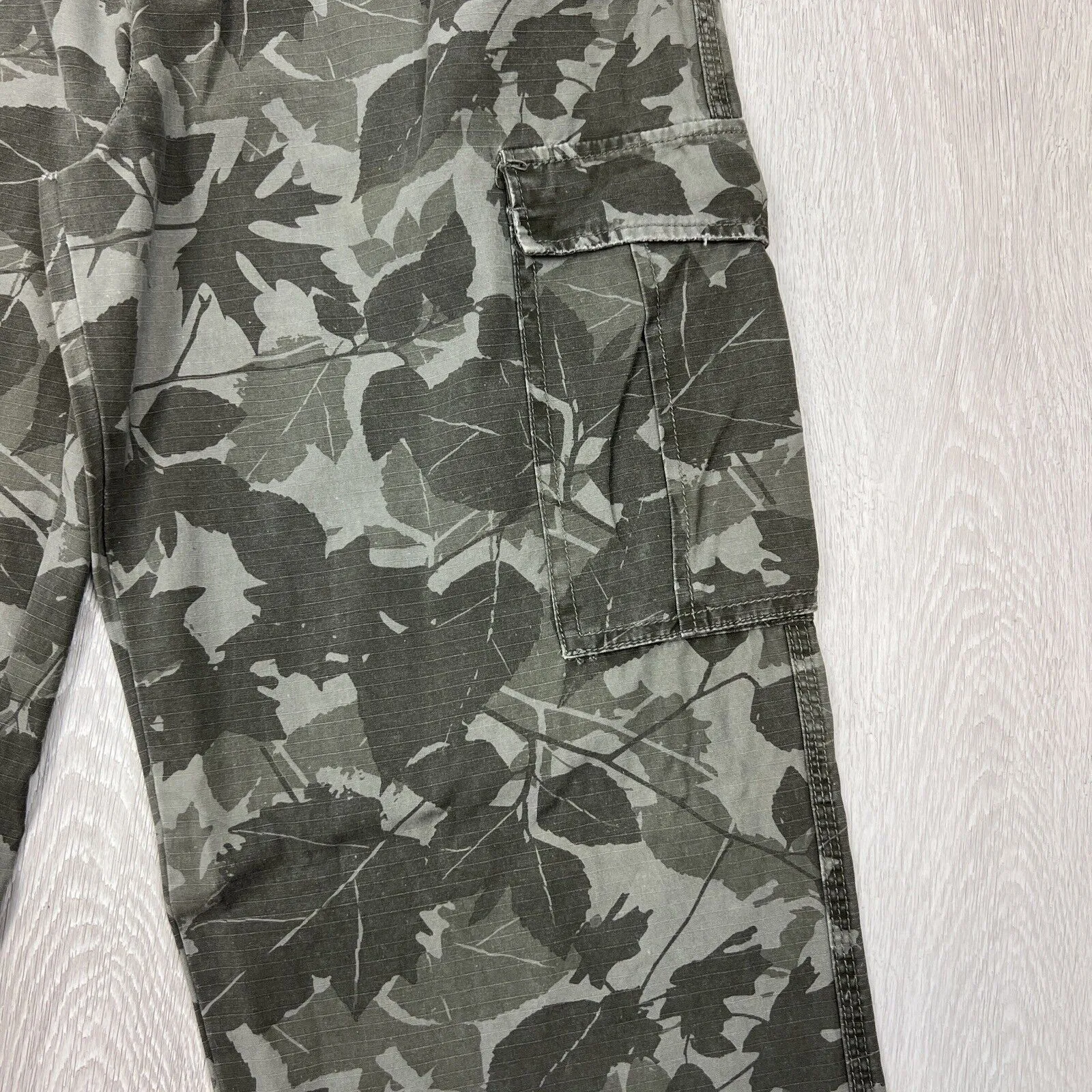 Billabong Mens Y2K Vintage Green Camo Cargo Pants Size 34