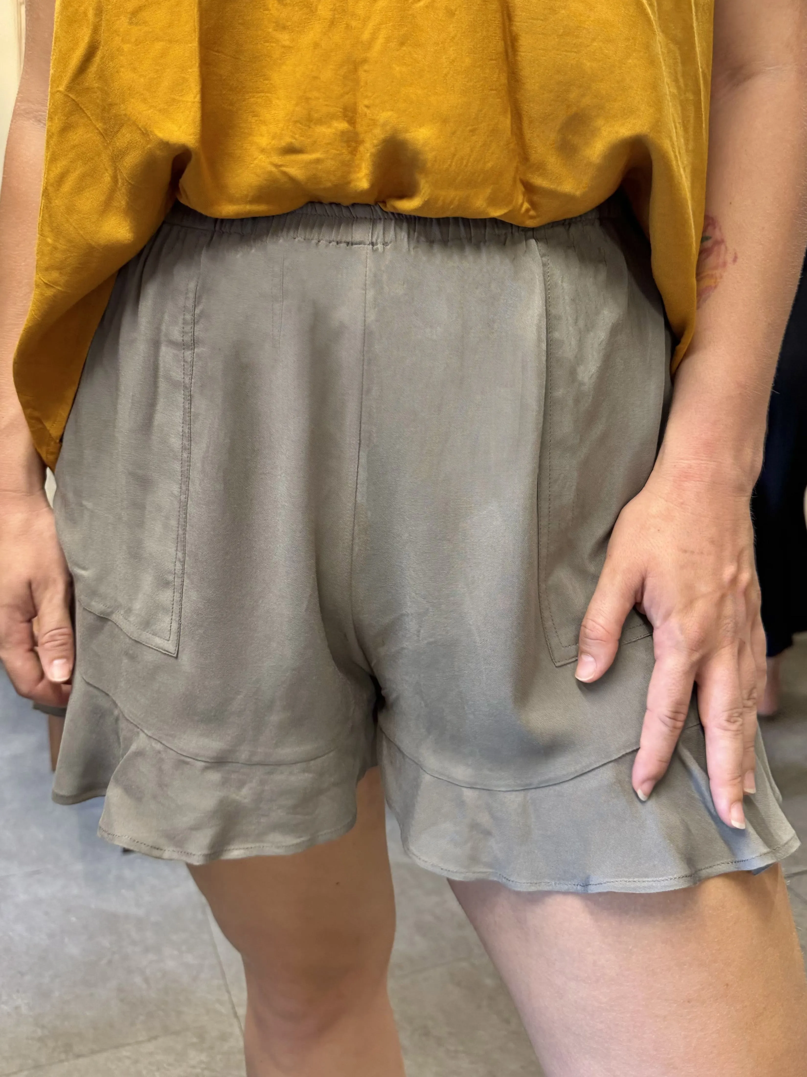 Small Waistband Ruffle Shorts