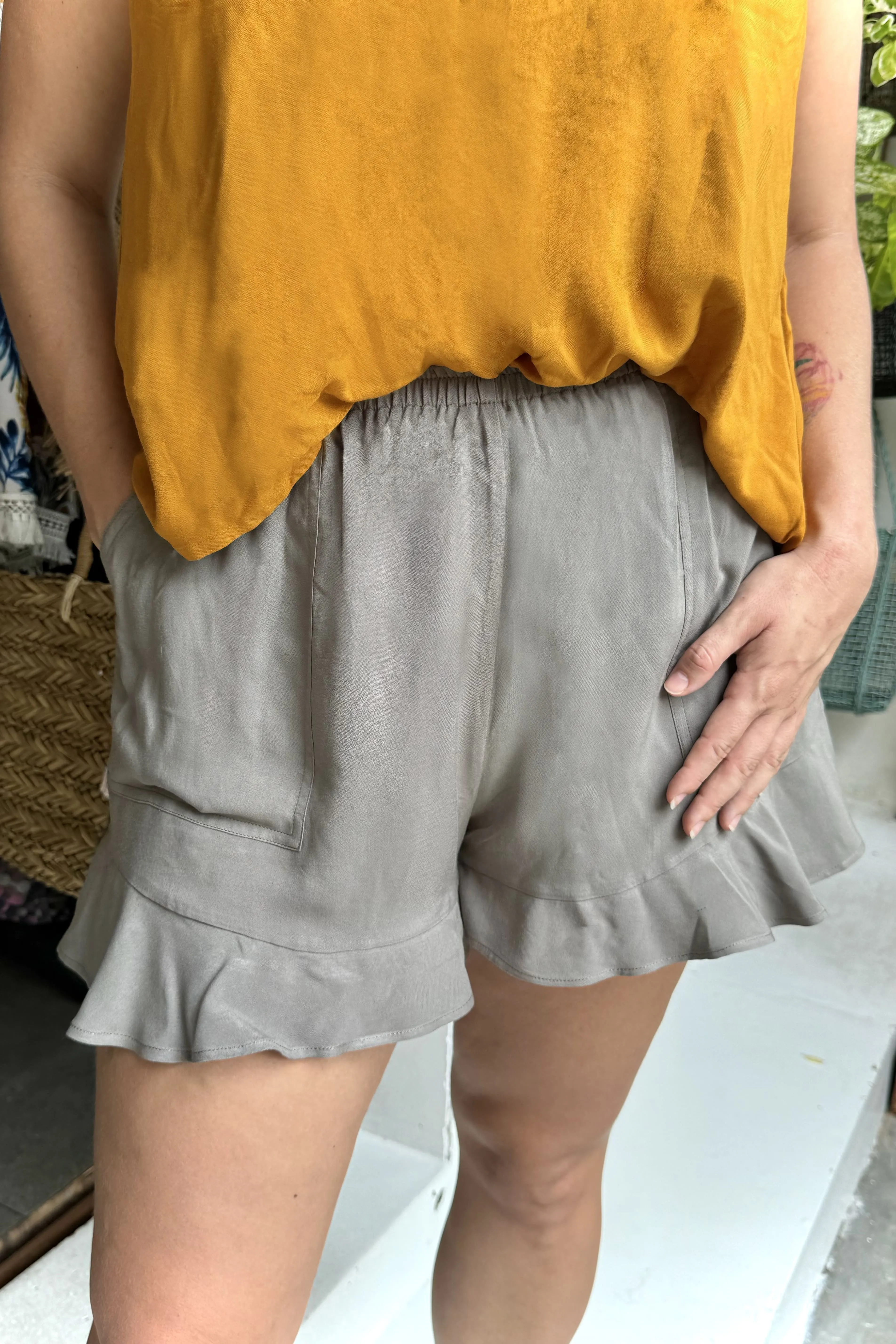 Small Waistband Ruffle Shorts